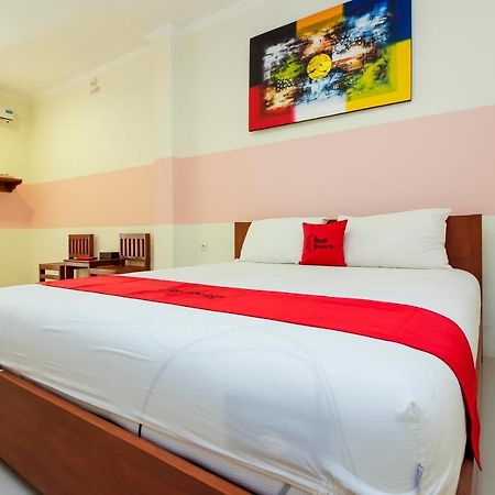 Отель Reddoorz Near Jalan Jendral Sudirman Манадо Экстерьер фото