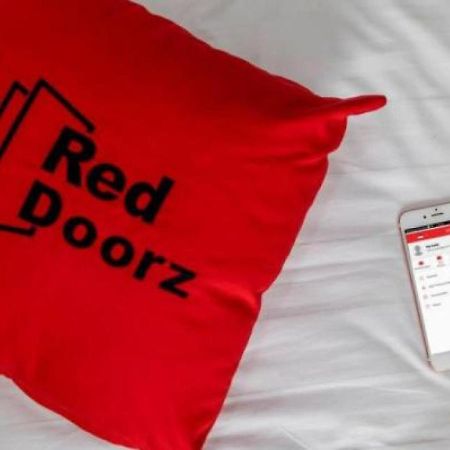 Отель Reddoorz Near Jalan Jendral Sudirman Манадо Экстерьер фото