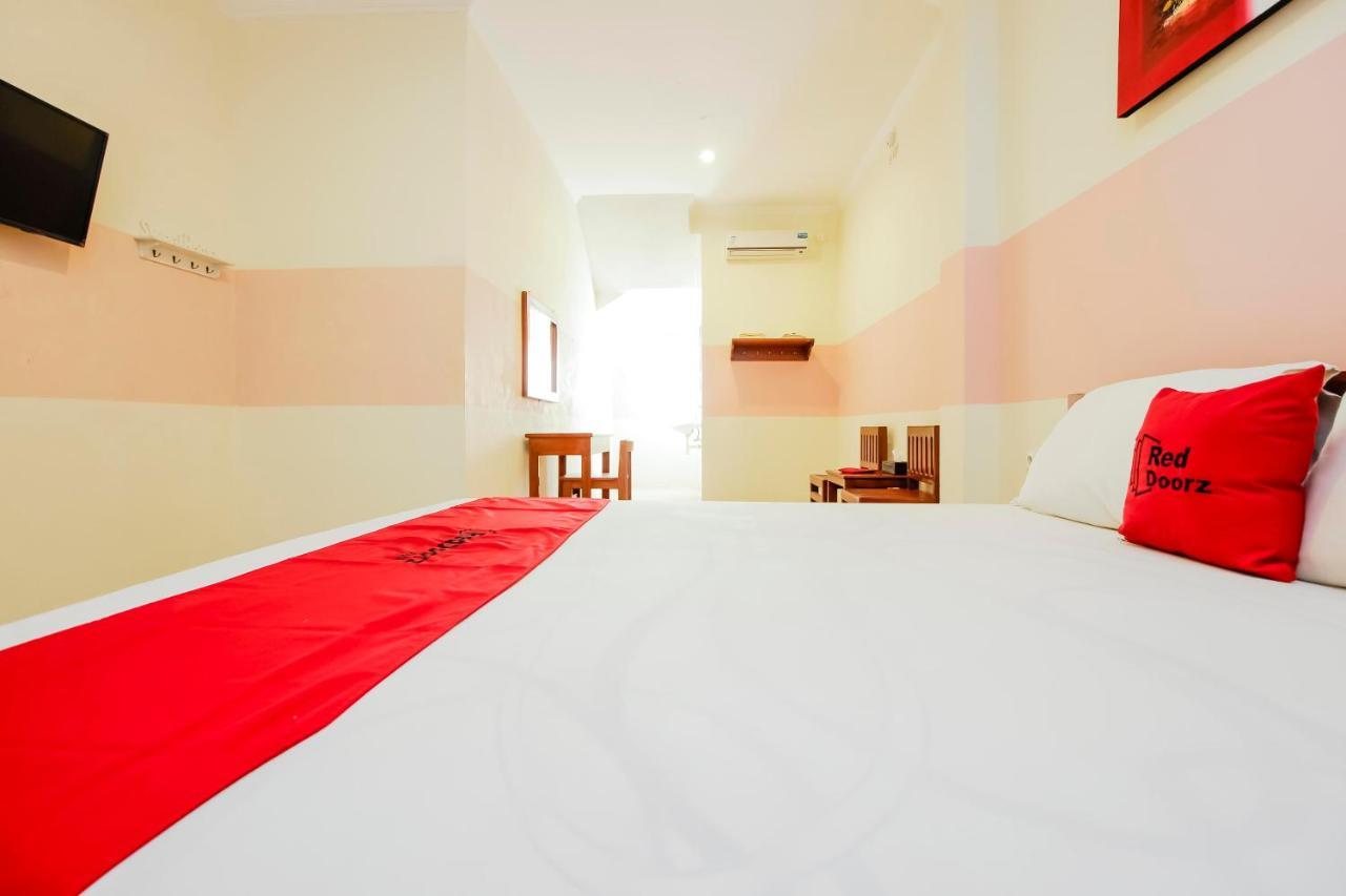 Отель Reddoorz Near Jalan Jendral Sudirman Манадо Экстерьер фото