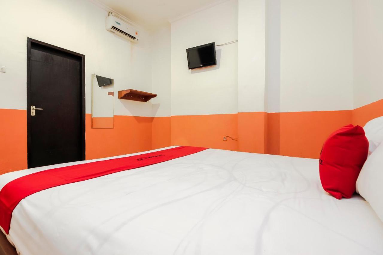 Отель Reddoorz Near Jalan Jendral Sudirman Манадо Экстерьер фото