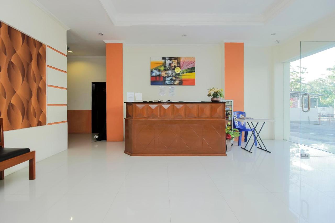 Отель Reddoorz Near Jalan Jendral Sudirman Манадо Экстерьер фото