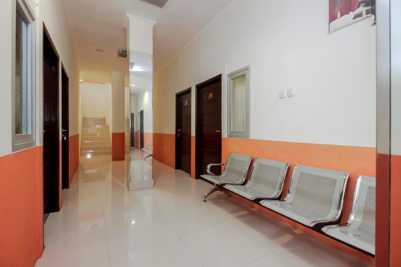 Отель Reddoorz Near Jalan Jendral Sudirman Манадо Экстерьер фото