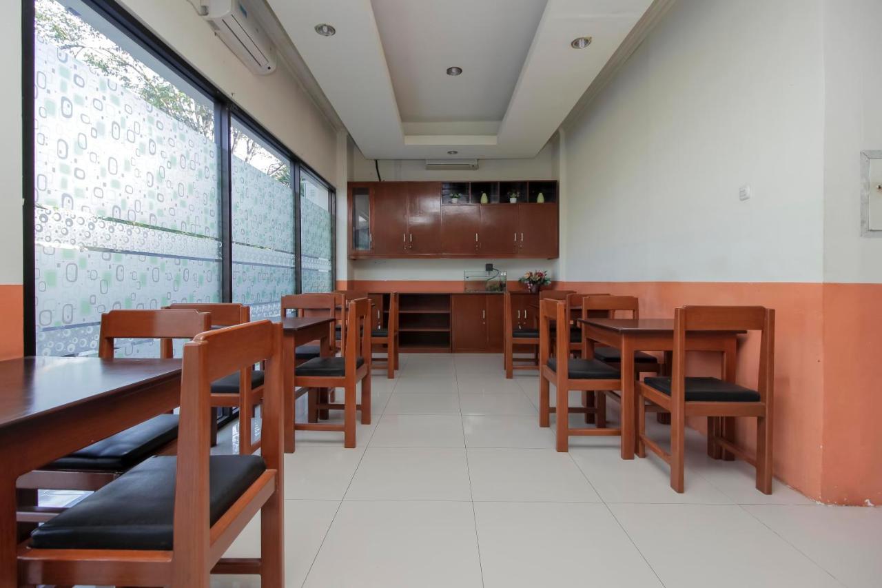 Отель Reddoorz Near Jalan Jendral Sudirman Манадо Экстерьер фото