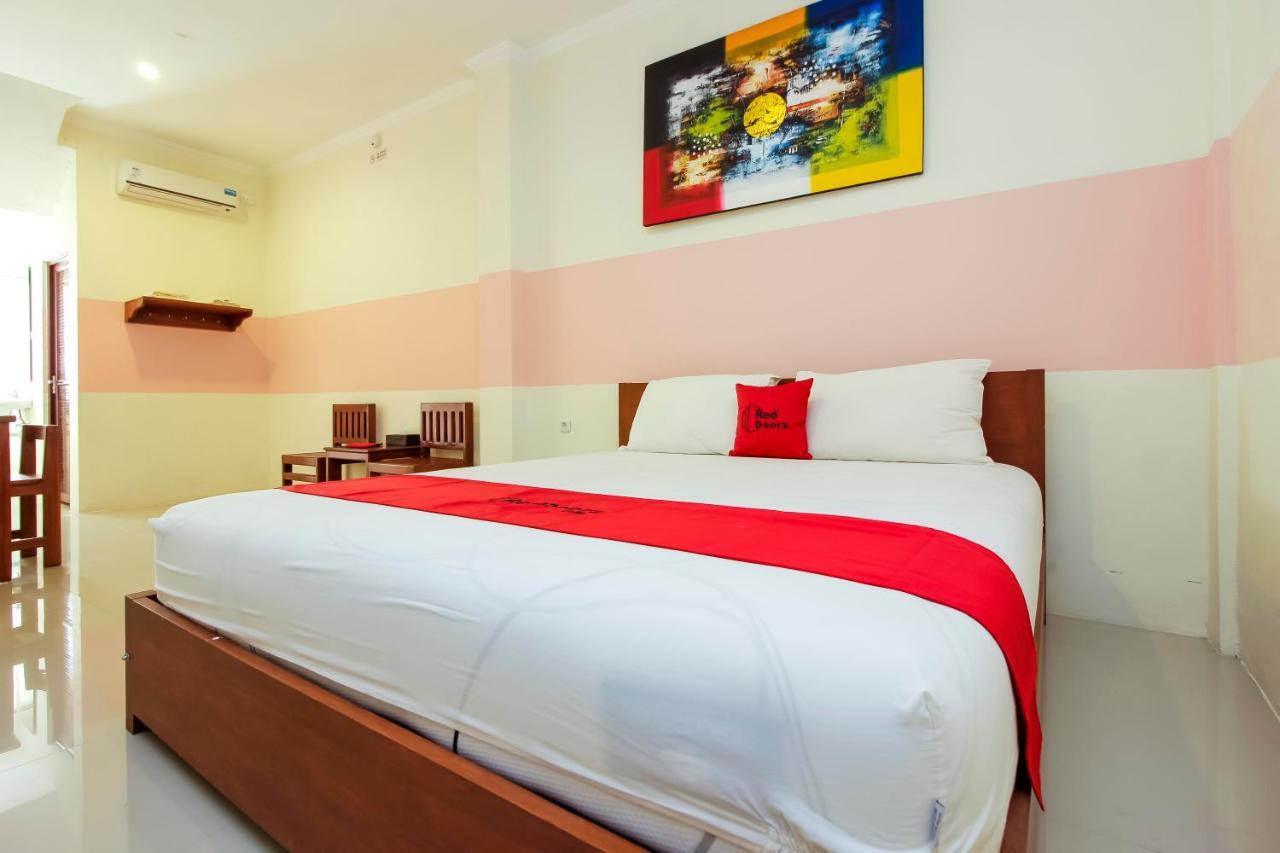 Отель Reddoorz Near Jalan Jendral Sudirman Манадо Экстерьер фото