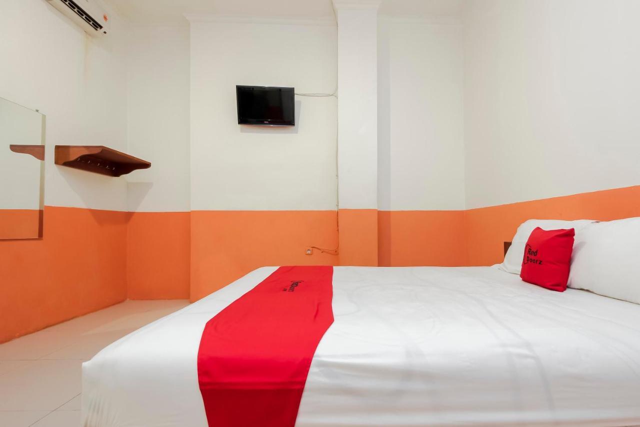 Отель Reddoorz Near Jalan Jendral Sudirman Манадо Экстерьер фото