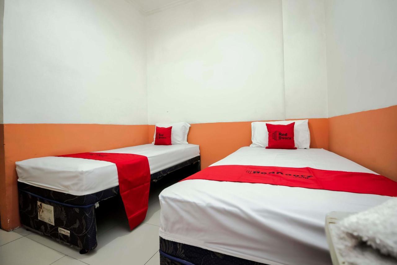 Отель Reddoorz Near Jalan Jendral Sudirman Манадо Экстерьер фото