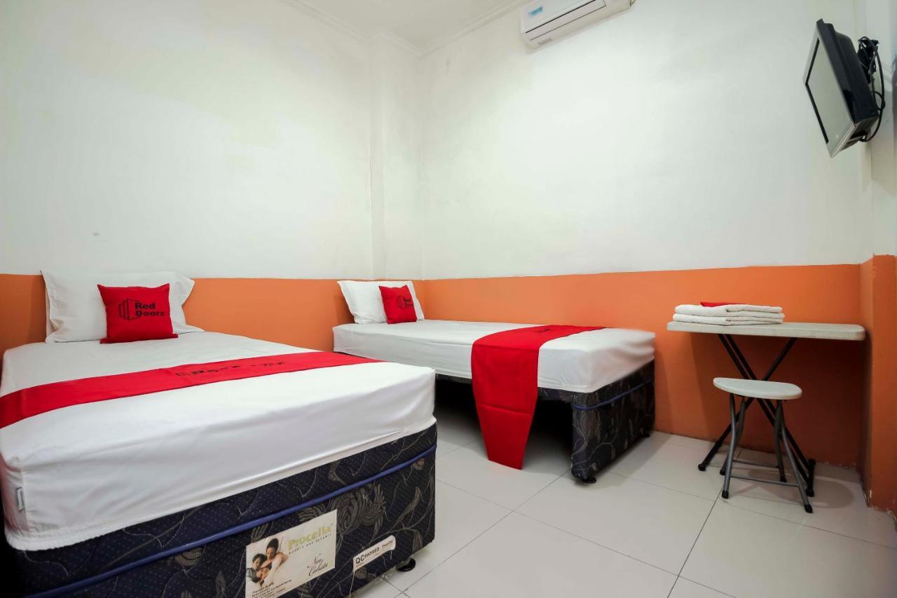Отель Reddoorz Near Jalan Jendral Sudirman Манадо Экстерьер фото
