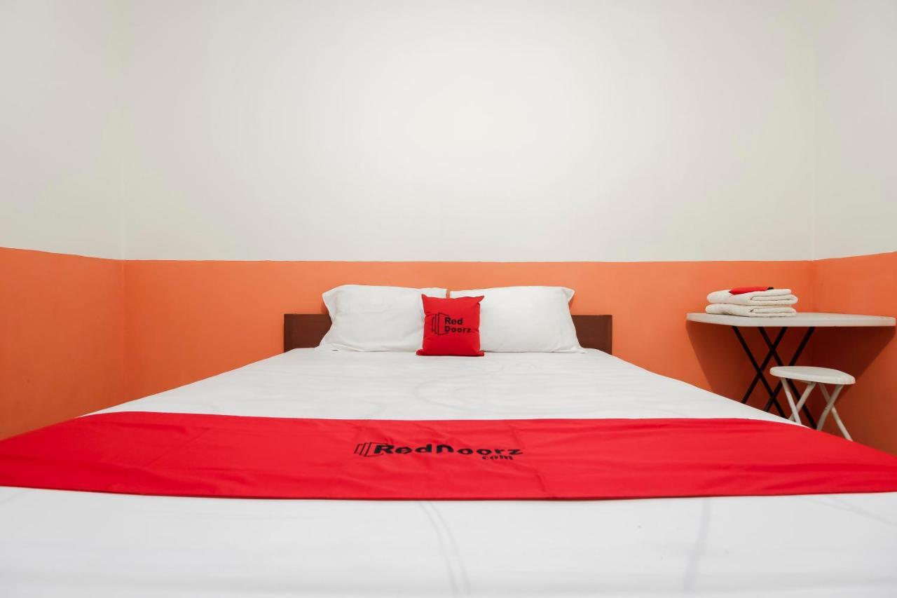 Отель Reddoorz Near Jalan Jendral Sudirman Манадо Экстерьер фото