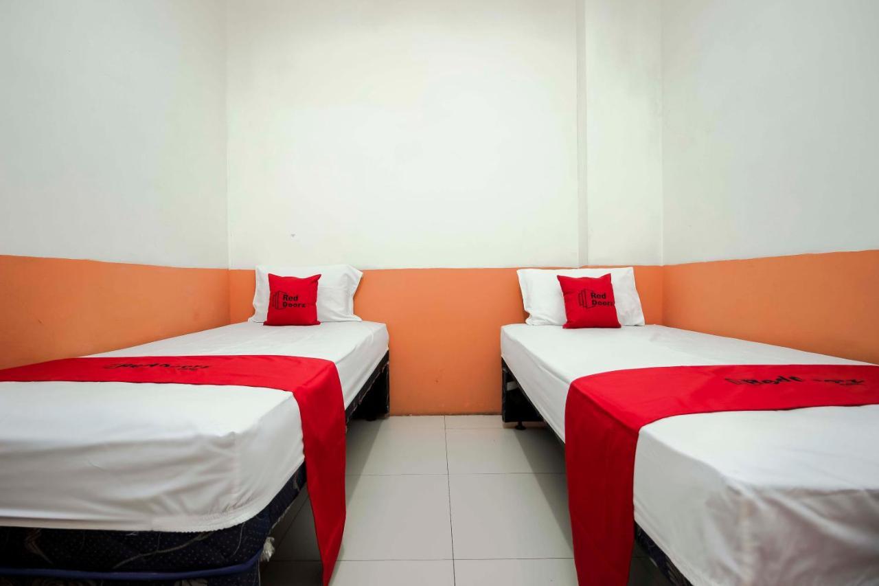 Отель Reddoorz Near Jalan Jendral Sudirman Манадо Экстерьер фото