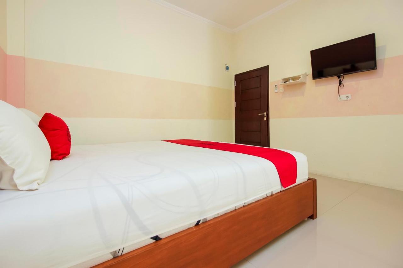 Отель Reddoorz Near Jalan Jendral Sudirman Манадо Экстерьер фото