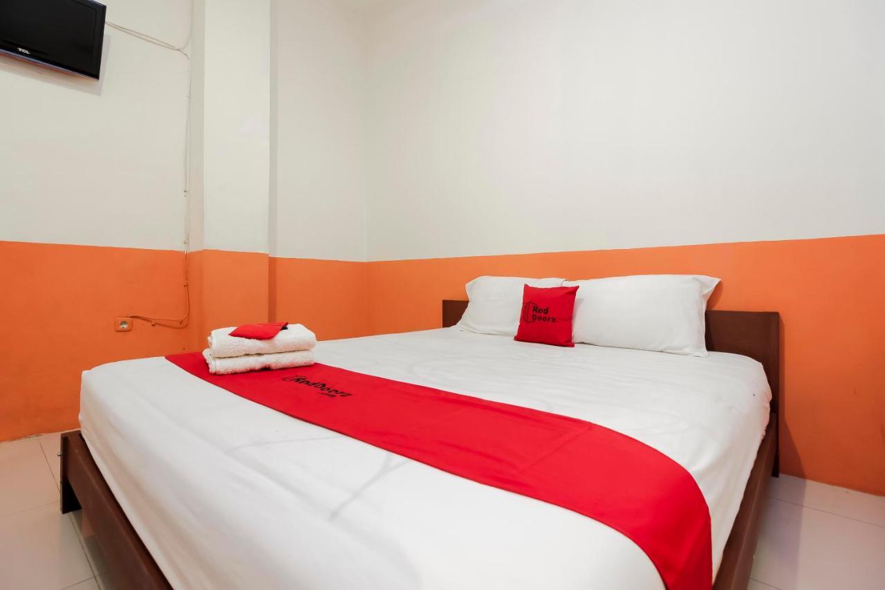 Отель Reddoorz Near Jalan Jendral Sudirman Манадо Экстерьер фото