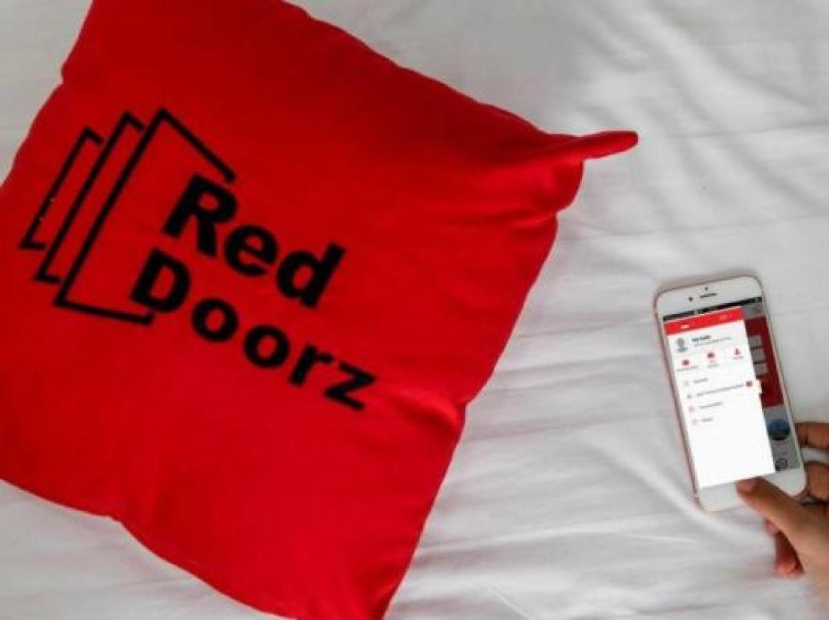 Отель Reddoorz Near Jalan Jendral Sudirman Манадо Экстерьер фото